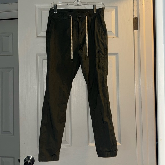 Vuori Pants - Vuori Women's Ripstop Pants in military green. Size small.